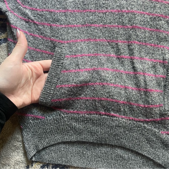 Mossimo V-Neck short sleeve sweater - Picture 3 of 4